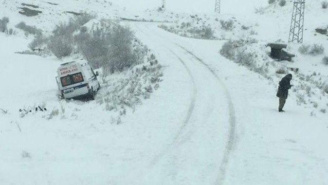 Ambulans, karlı yolda kontrolden çıkıp tarlaya düştü