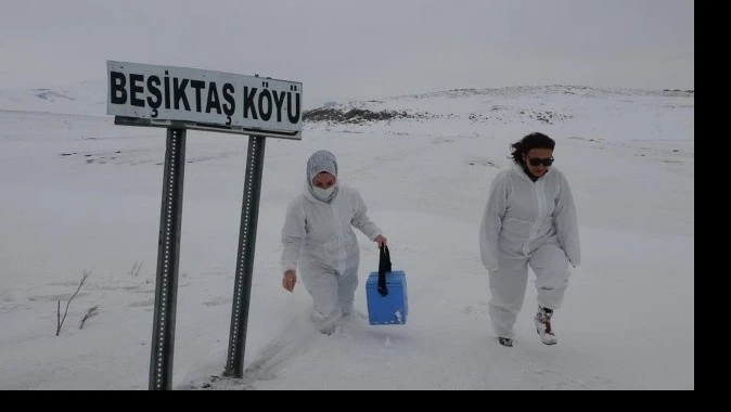 Ardahan&#039;da aşı seferberliği! Kar, tipi ve fırtınaya rağmen köy köy gezip aşılama yapıyorlar