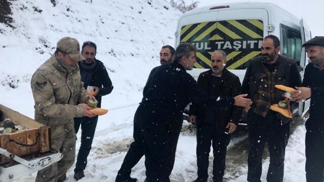 Bitlis&#039;te karda mahsur kalan 1&#039;i bebek 10 kişi kurtarıldı
