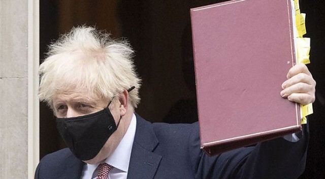 Boris Johnson maskeyi ters taktı