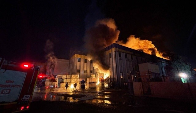 Bursa&#039;da kimya fabrikasında yangın, 5 saat sonunda kontrol altına alındı