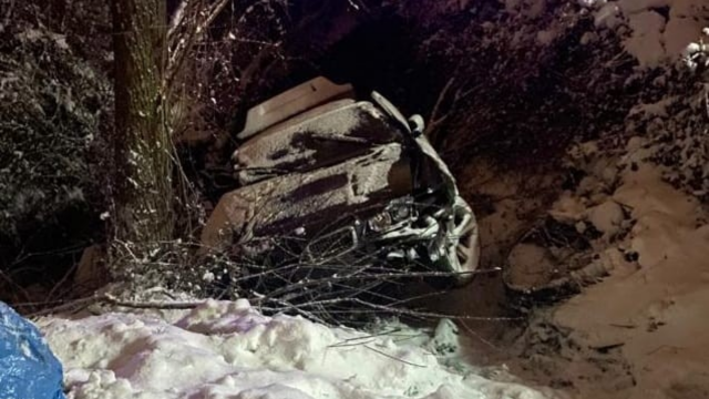 Buzlanma nedeniyle araç dereye uçtu: 1 ölü, 3 yaralı