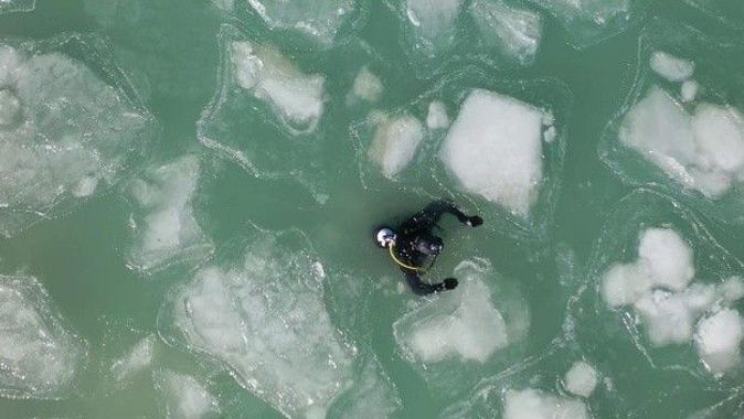 Eğirdir Gölü’nde -17 derecede buzları kırıp dalış yaptılar