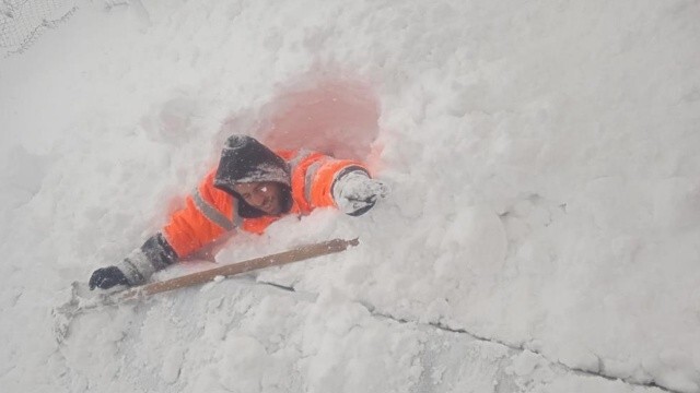Elazığ&#039;da kar kalınlığı insan boyuna yaklaştı