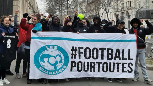 Fransa’da kadınlardan başörtüsü protestosu