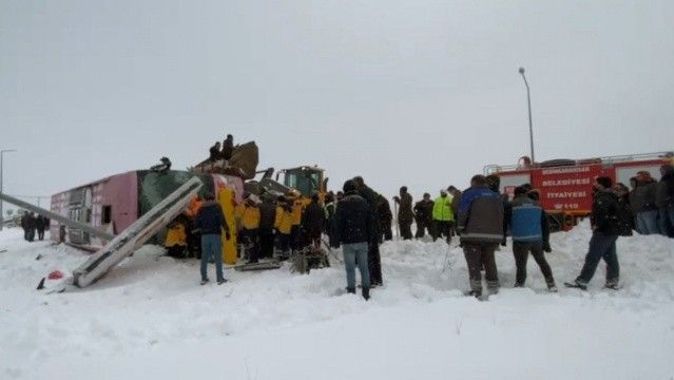 Giresun&#039;da karlı yoldu yolcu otobüsü devrildi, çok sayıda yaralı var