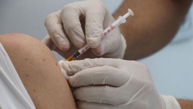 İngiltere Sağlık Güvenliği Kurumu: Enfeksiyon geçirmek ve çift doz aşı bir sene Covid’den koruyor