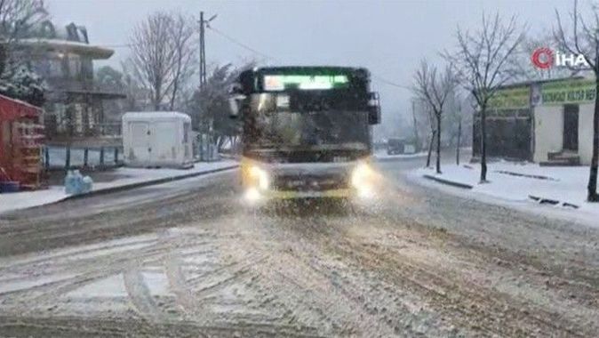 İstanbul&#039;da kar yağışı başladı, trafik felç