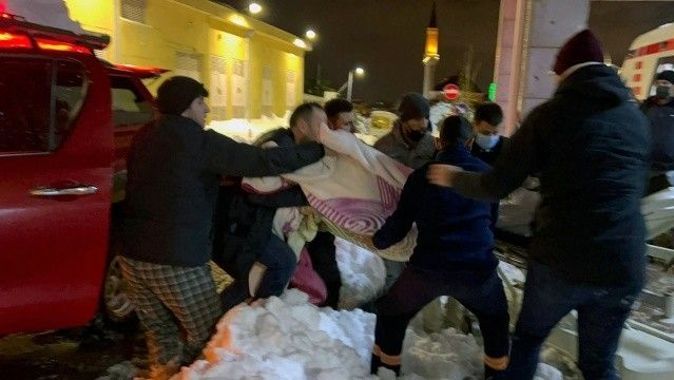 İstanbul&#039;da karlı yolda mahsur kalan diyaliz hastası öldü