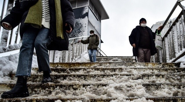 İstanbul’da merdivenler dondu, vatandaş zor anlar yaşadı