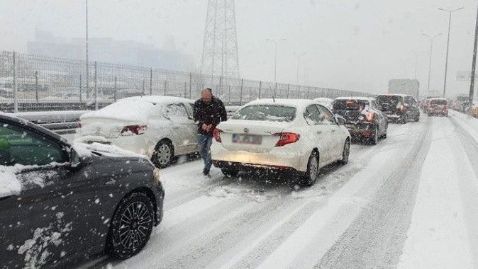 İstanbul&#039;u kar fırtınası vurdu: Trakya istikametinden araç girişi durduruldu