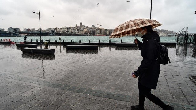 İstanbul&#039;u soğuk hava vurdu, vatandaş yolda yürümekte güçlük çekti