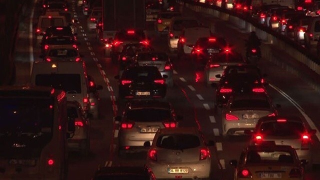 İstanbul&#039;un bitmeyen çilesi trafik: Yoğunluk yüzde 65’e yükseldi
