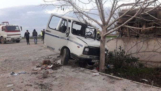 İzmir&#039;de kaza yapan kamyonet ikiye bölündü