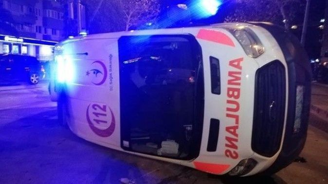 İzmir&#039;de otomobille çarpışan ambulans devrildi, 3 sağlıkçı yaralandı