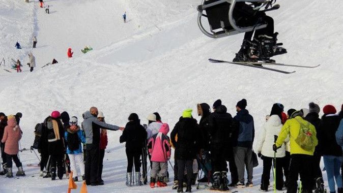 Kar kalınlığı 1 metreye ulaştı, kayak tutkunları Kartepe&#039;ye akın etti
