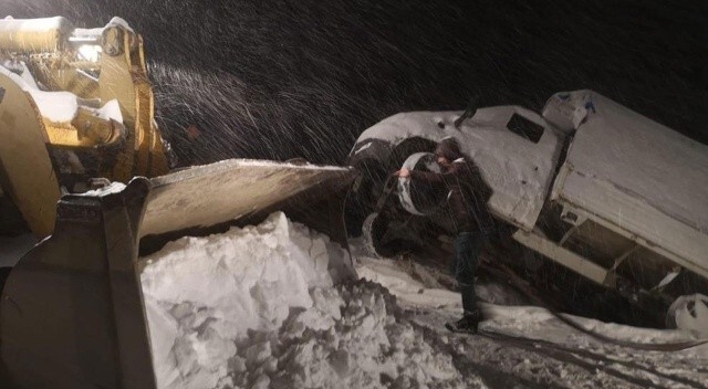 Kar nedeniyle kayan araç uçurumda asılı kaldı
