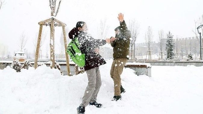 Kars&#039;ta okullar tatil edildi