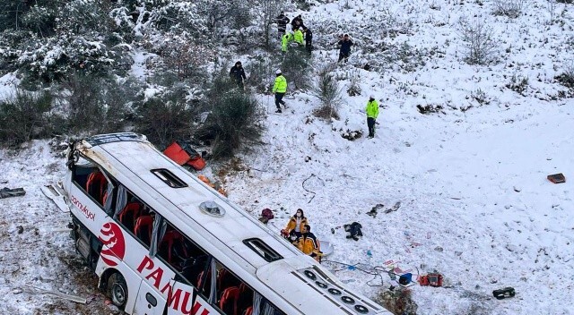 Kuzey Marmara Otoyolu&#039;nda yolcu otobüsü devrildi: Ölü ve yaralılar var
