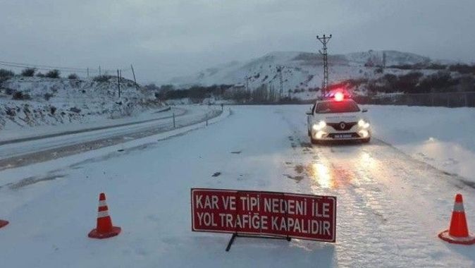 Lapa lapa yağan kar yolları kapadı: Araç trafiği durduruldu