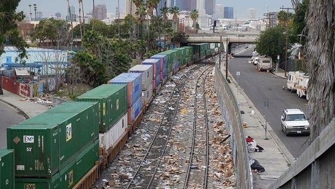 Los Angeles&#039;ta hırsızlar, hareket halindeki yük trenlerini yağmaladı