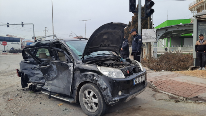 Manisa’da kamyonet ve otomobil çarpıştı: 4 yaralı
