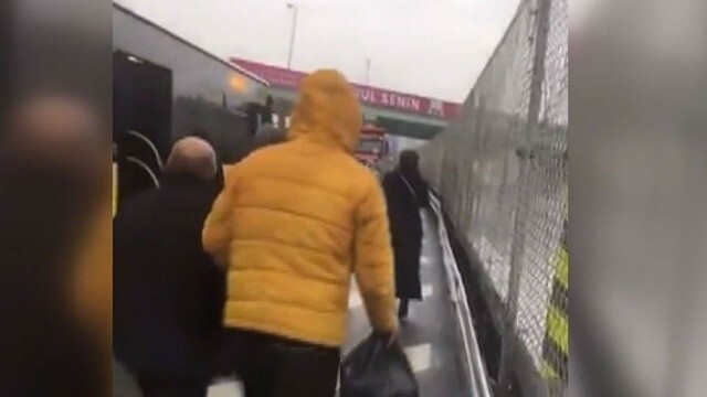 Metrobüs arızalandı, yolcuları durağa kadar yürüdü