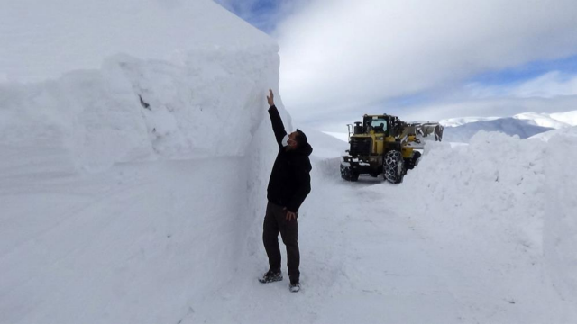 Muş&#039;ta kar 5 metreyi gördü: Çığ tehlikesi ekipleri zorluyor
