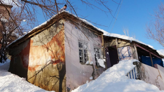 Muş&#039;ta kar 1 metreyi geçince müstakil evler kar altında kaldı