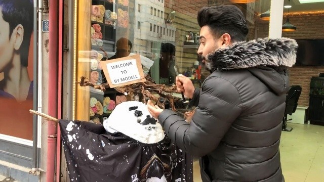 Müşteri bulamayan berber kardan adamı tıraş etti