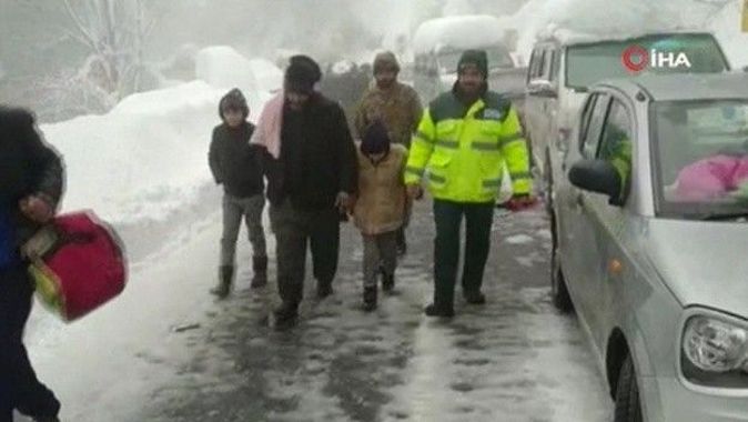 Pakistan’da karda mahsur kalan yüzlerce kişi tahliye edildi