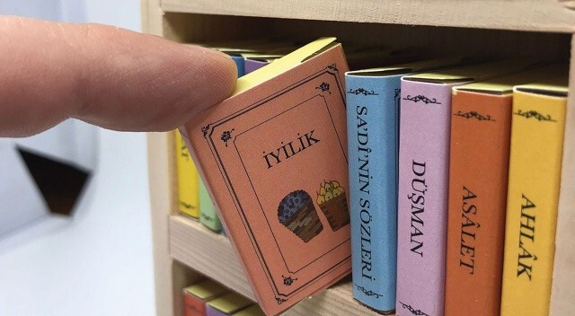 Renkli kitaplarla çikolata kütüphanesi