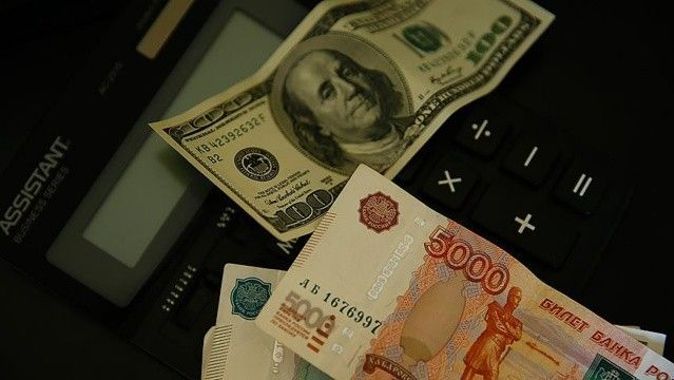 Rus rublesinin dolar karşısındaki değer kaybı devam ediyor
