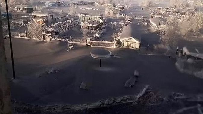 Rusya’da köy siyah karla kaplandı