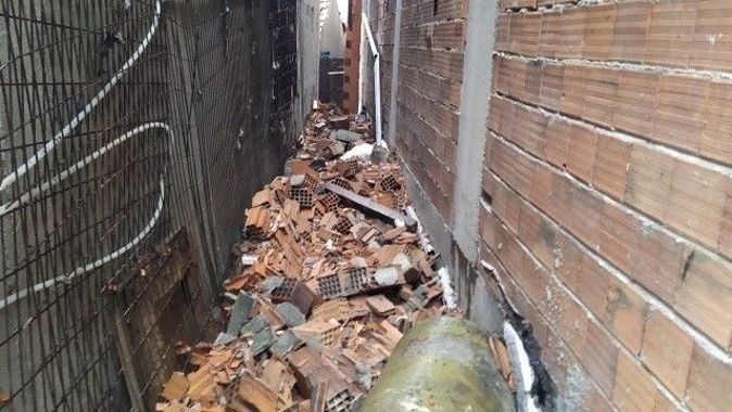 Şiddetli rüzgar çatının duvarını yıktı, vatandaş büyük korku yaşadı