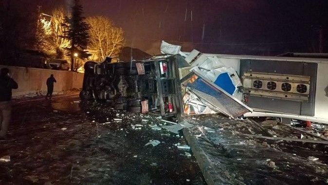 Sivas&#039;ta yolcu otobüsü devrilen tıra çarptı: 1 ölü, 27 yaralı