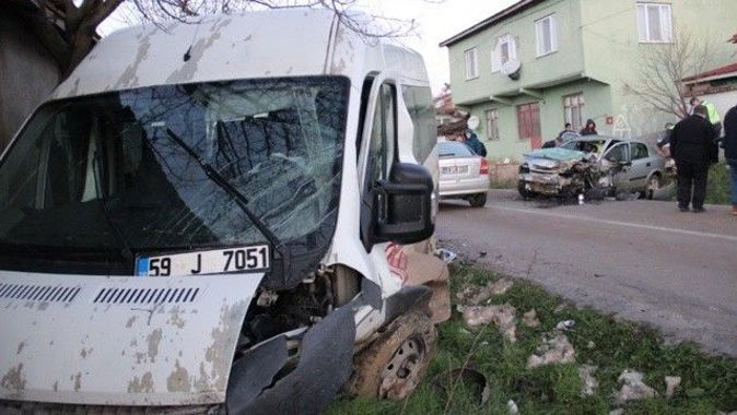 Tekirdağ&#039;da işçi servisi otomobille çarpıştı 15 kişi yaralandı