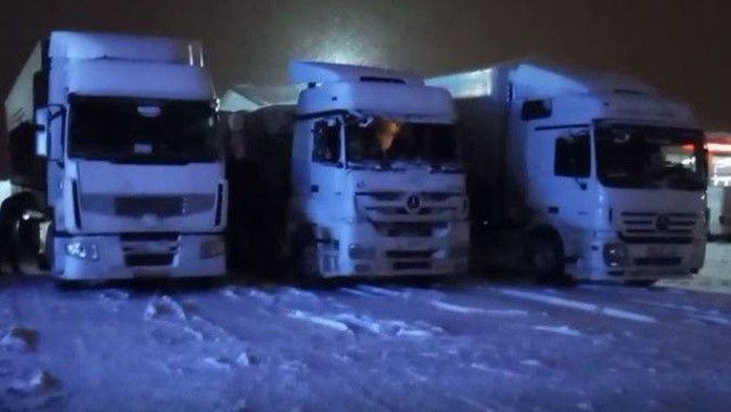 Trafiğe kar yağışı engeli: Araçların geçişi durduruldu