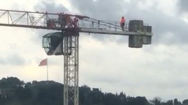 Vinç operatörü yerden 60 metre yükseklikte namaz kıldı