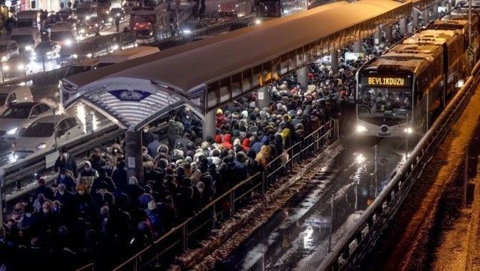 Yoğun kar İstanbul’u teslim aldı: Yollar kilit, metro ve metrobüste insan seli