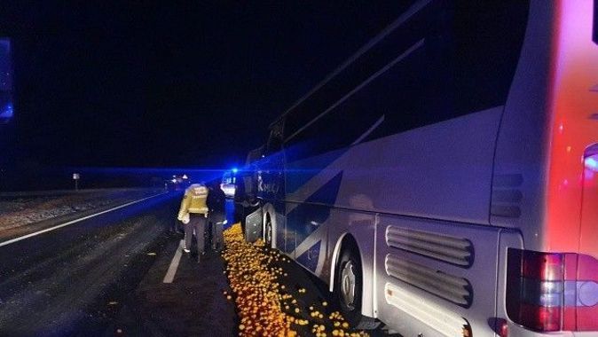 Yolcu otobüsü tıra çarptı, şoför hayatını kaybetti