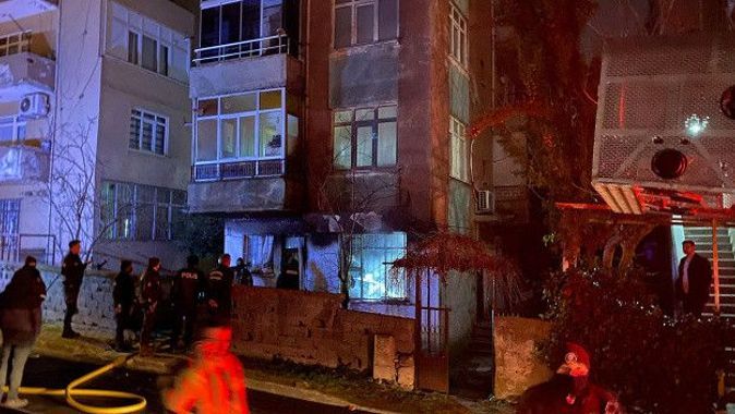 İstanbul&#039;da 4 katlı binada yangın: 1 ölü