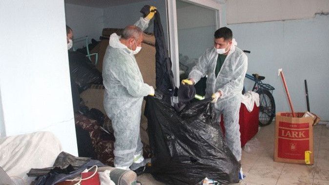 İzmir&#039;de çöp ev şaşkınlığı: İki günde zor temizlendi