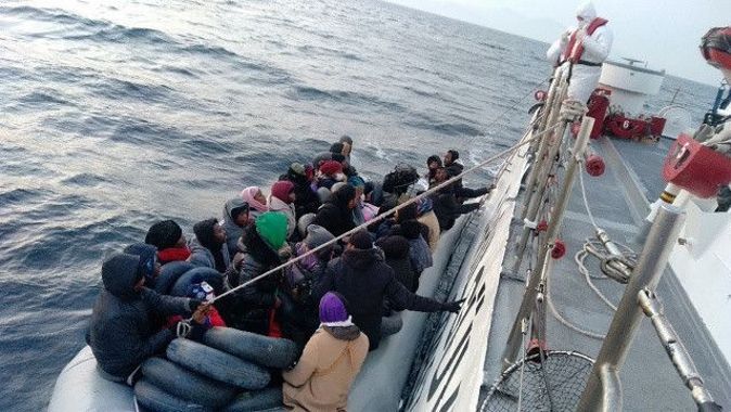 İzmir&#039;de Türk kara sularına itilen 76 göçmen kurtarıldı