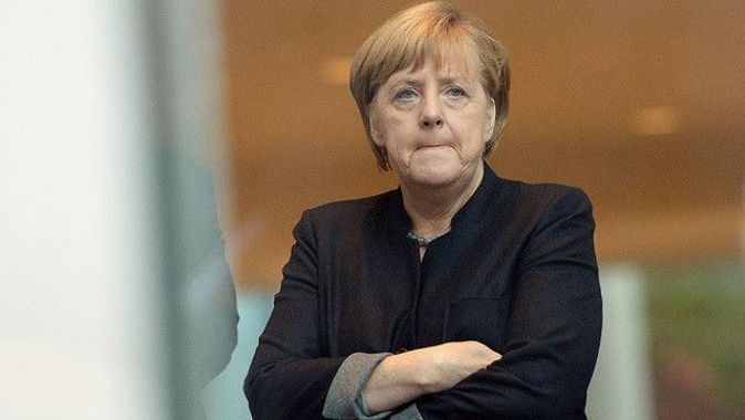 Korumalarının yanında göz göre göre çaldılar... Merkel&#039;e hırsız şoku