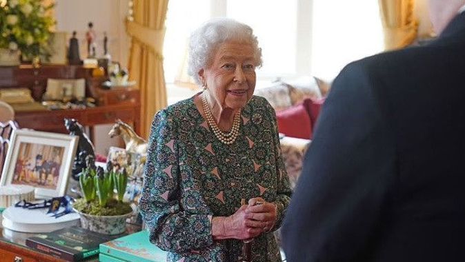 Kraliçe Elizabeth itiraf etti: Hareket edemiyorum