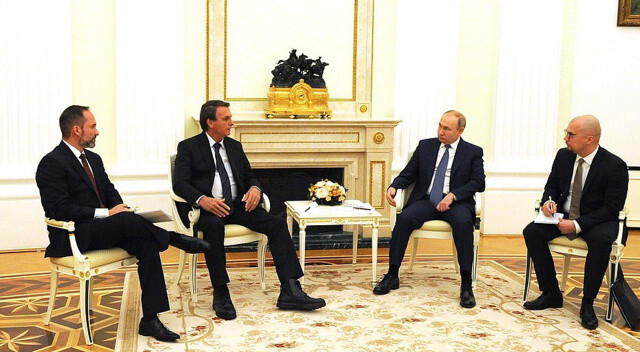 Macron ve Scholz&#039;u dev masada ağırlamıştı! Putin masayı küçülttü