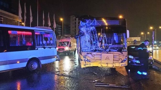 Maltepe’de İETT otobüsü yolcu bekleyen minibüse çarptı: Yaralılar var