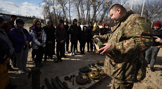 Ukrayna’da sokakta sivillere silah dağıtıldı