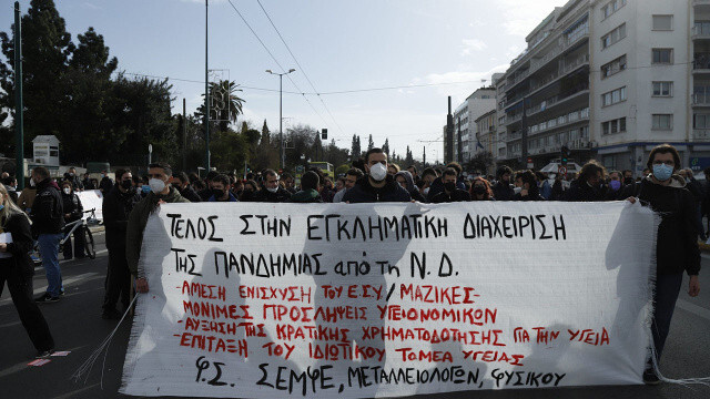 Yunan sağlıkçılar sokağa döküldü